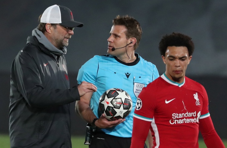 [中超]上海海港战胜大连英博 获得中超冠军